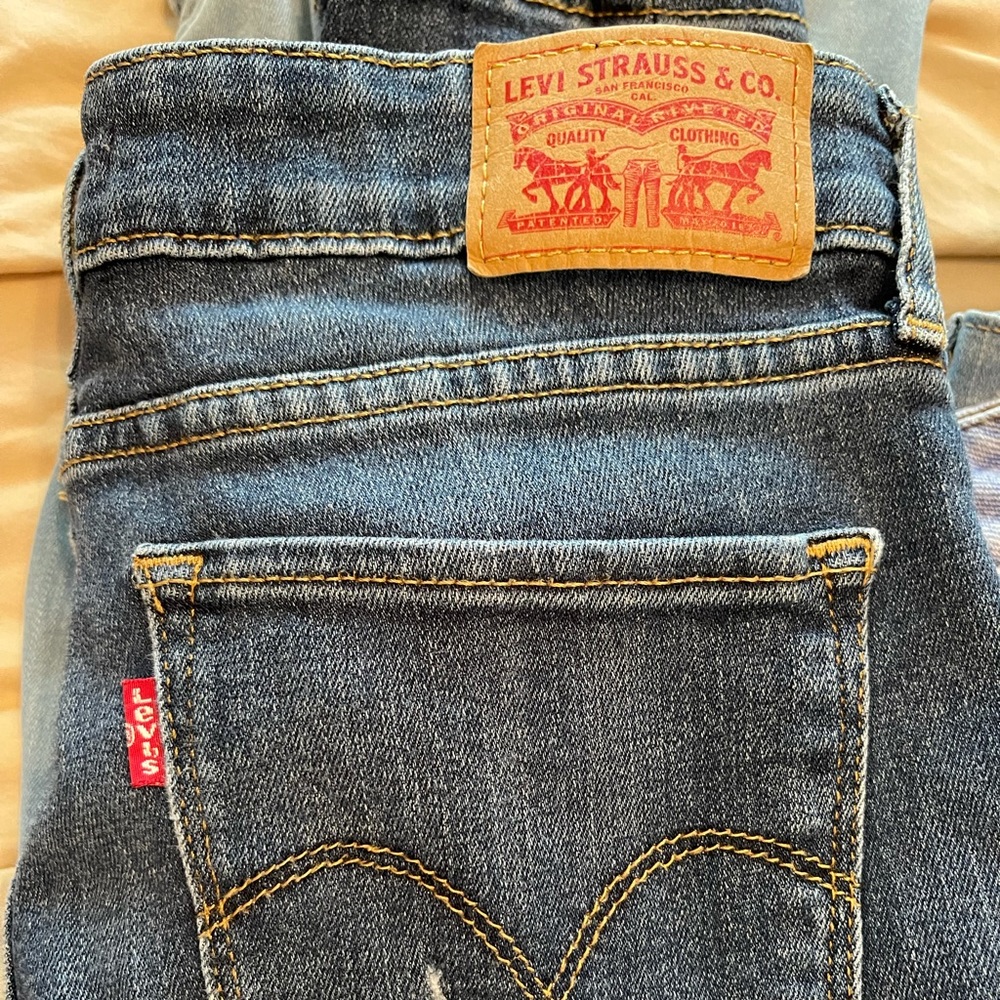 LEVI’S 711 SKINNY JEANS